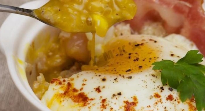 Каша злаковая с яйцом и беконом