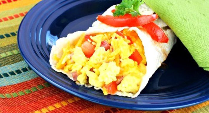 Тортильи с омлетом, беконом и сыром