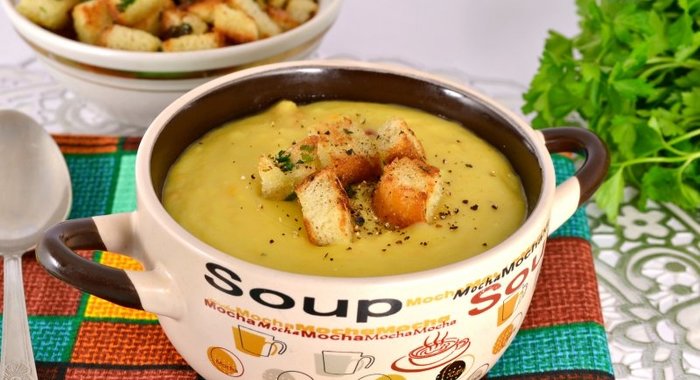 Гороховый суп-пюре в мультиварке с плавленным сырком и чесночными сухариками