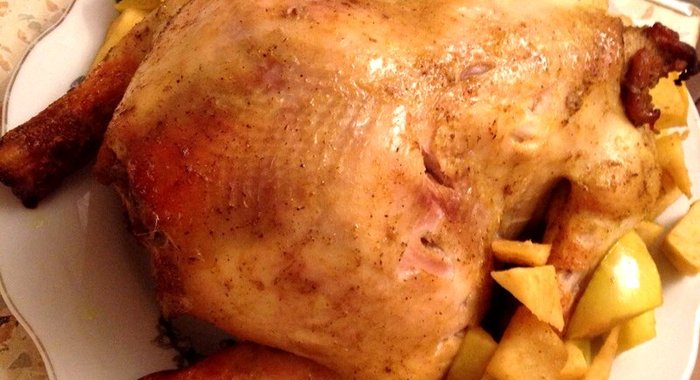 Курица в медовом маринаде, начиненная яблоками
