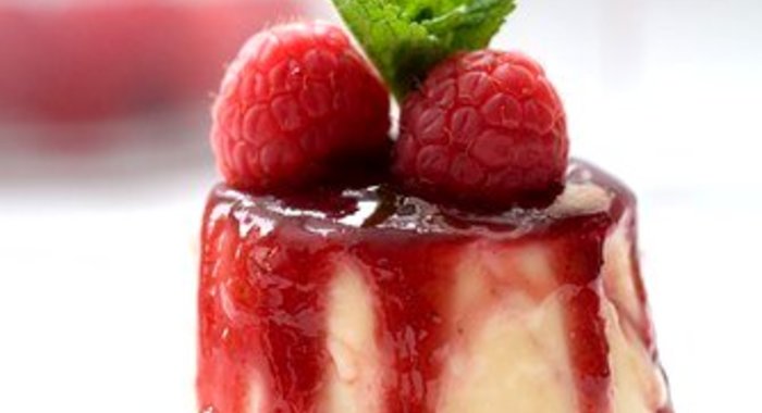 Ванильная панна-котта с ягодным компотом и малиной