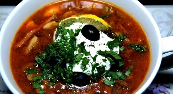 Солянка с колбасой и грибами