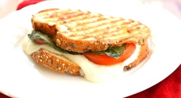 Бутерброд «Капрезе с соусом»