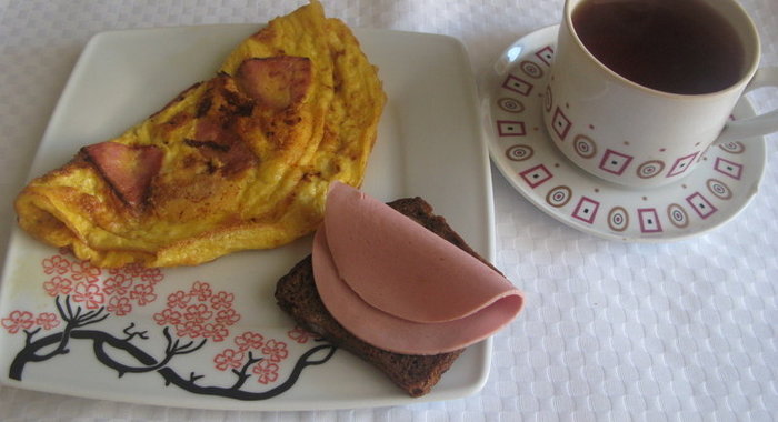 Омлет с сырным припеком