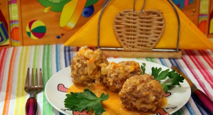 Мясные тефтели в сметанно-томатном соусе