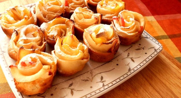 Слойки с яблоками в сахарной пудре