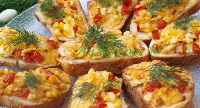 Горячие бутерброды с курицей и помидорами