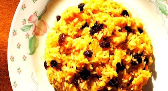 Сладкий плов с изюмом