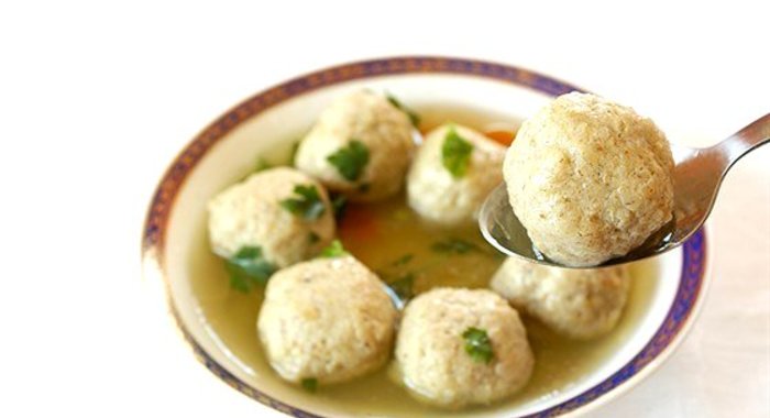 Бульон куриный с клецками из мацы