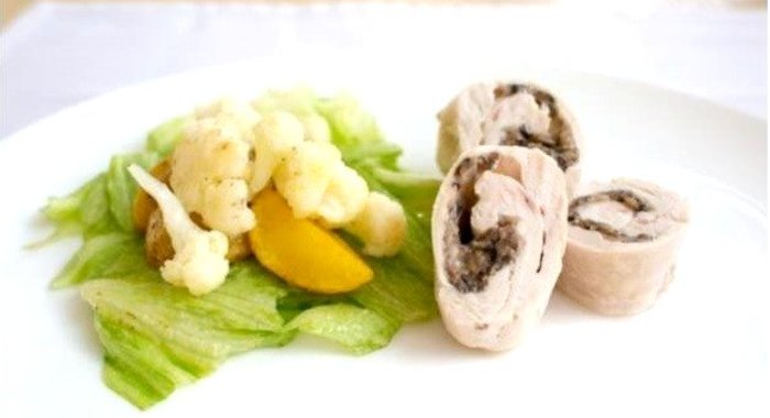 Рулетик из филе индейки с черносливом