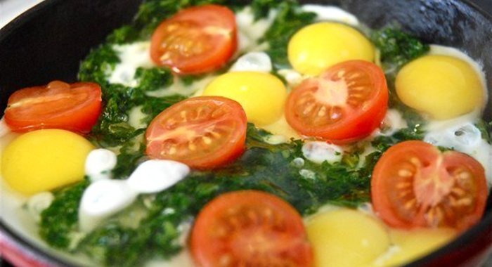Яичница с перепелиными яйцами, шпинатом и помидорами черри