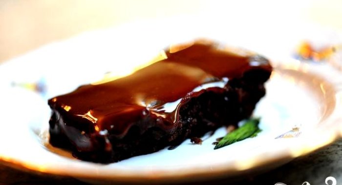 Шоколадные пирожные в глазури