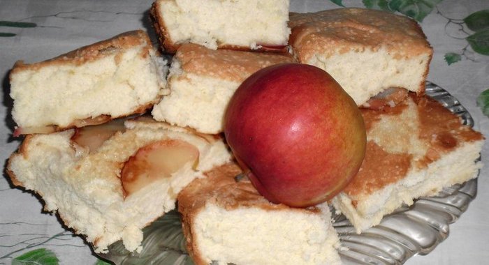 Шарлотка с яблоками из бисквитного теста