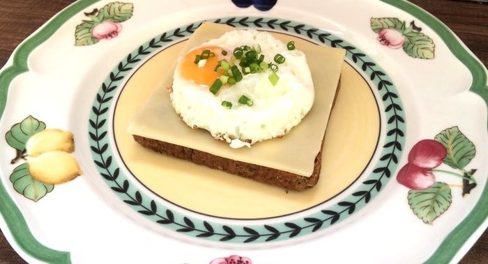 Яичница глазунья на тосте с сыром