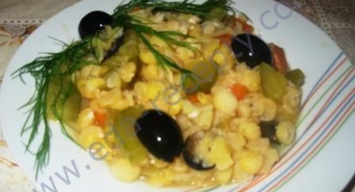 Гороховая каша с огурцами и морковью