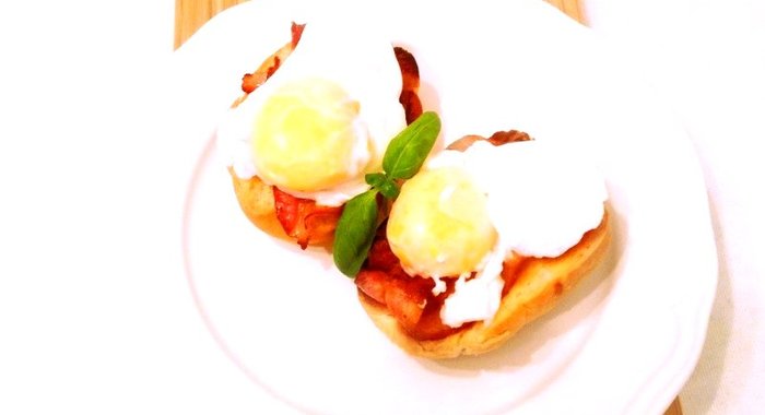 Тосты с беконом и яйцами пашот