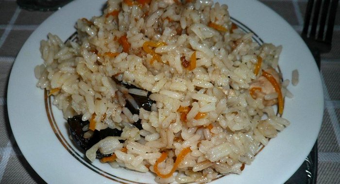 Рисовая каша с куриной грудкой и черносливом