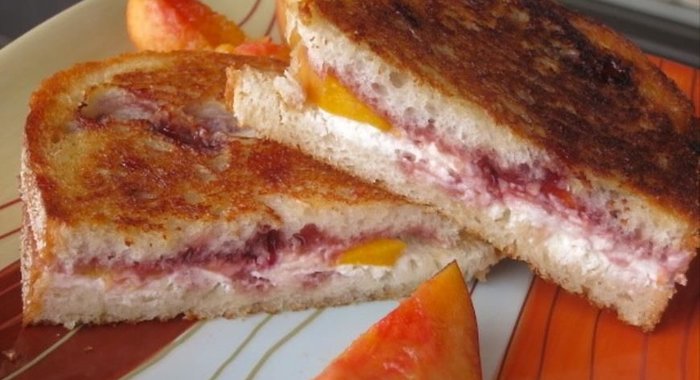Сэндвич с персиками, козьим сыром и малиновым джемом