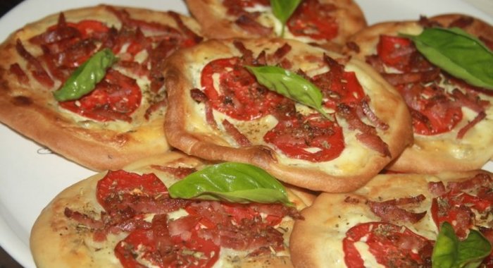 Лепешки с помидорами колбасой сальчичон и сметанно-сырной намазкой