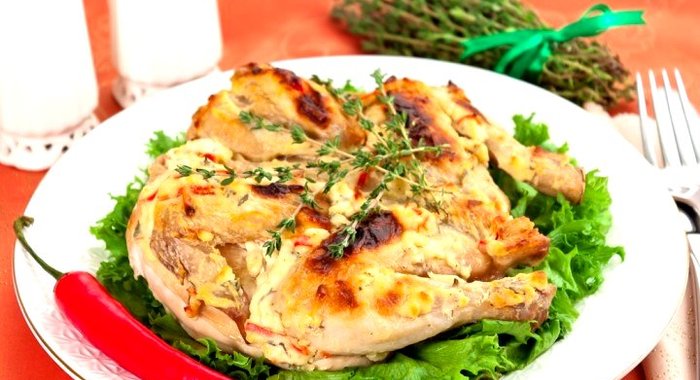 Цыпленок, запеченный под кремом из Филадельфии, чеснока, перца и тимьяна