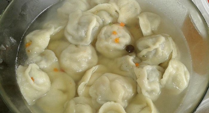 Домашние пельмени в бульоне со специями