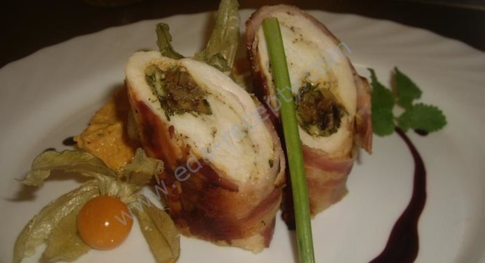 Рулетики из бекона с курицей и грибами