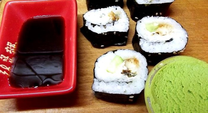 Классические роллы с лососем