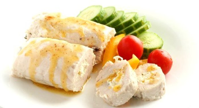 Рулет из индейки с творогом и перцем