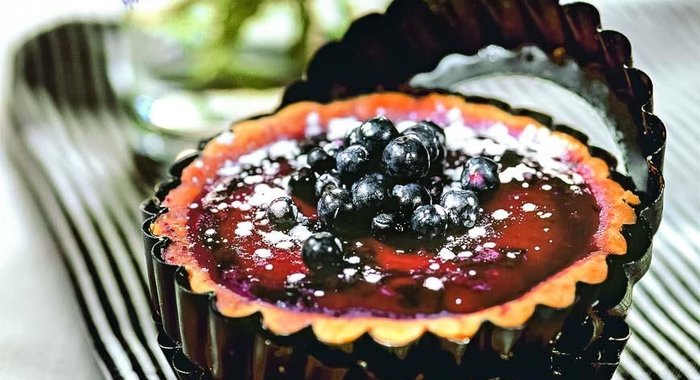 Корзиночки из миндального теста с ванильным кремом и черникой