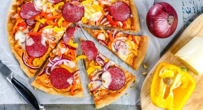 Пицца с болгарским перцем и колбасой