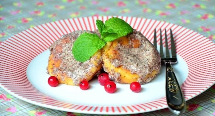 Сырники в духовке под сметанным соусом