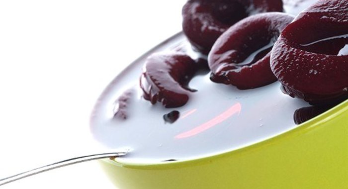 Сливовый компот с корицей