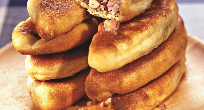 Пирожки из теста на пиве с начинкой из гречки и грудинки