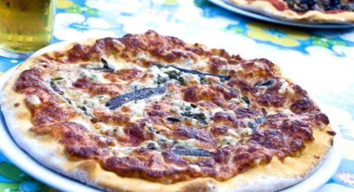 Пицца с сардинами, луком и помидорами