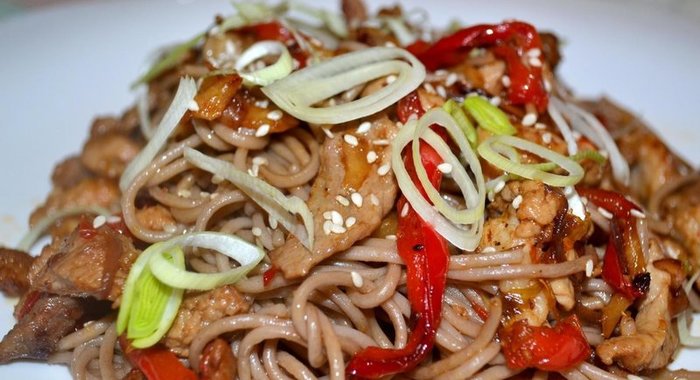 Гречневая лапша со свининой и овощами