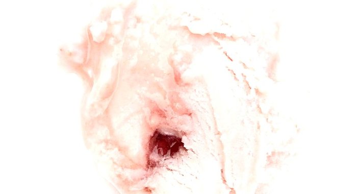 Клубничное мороженое с клубничной прослойкой