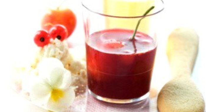 Компот из свежих яблок и вишен