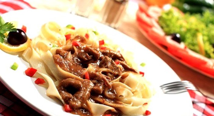 Паста с рагу из баранины и овощей