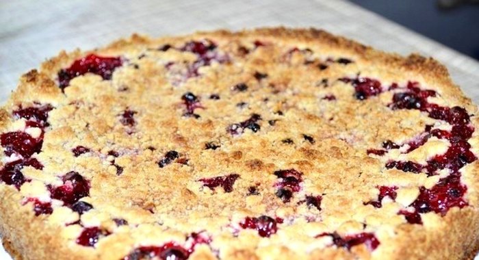 Песочный пирог с брусникой