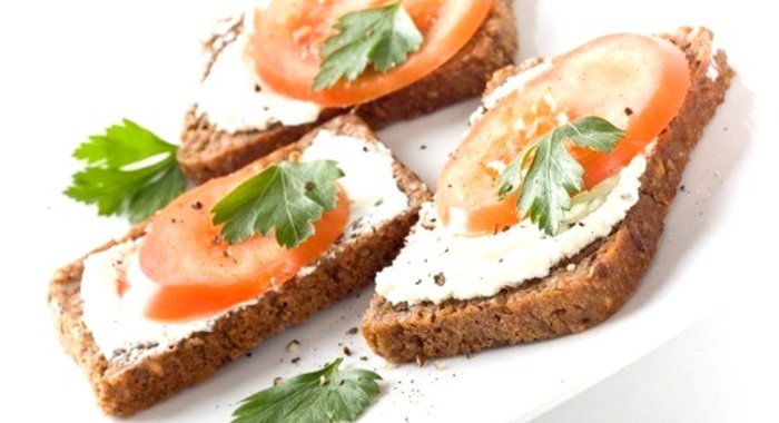 Бутерброды с помидорами и хреном