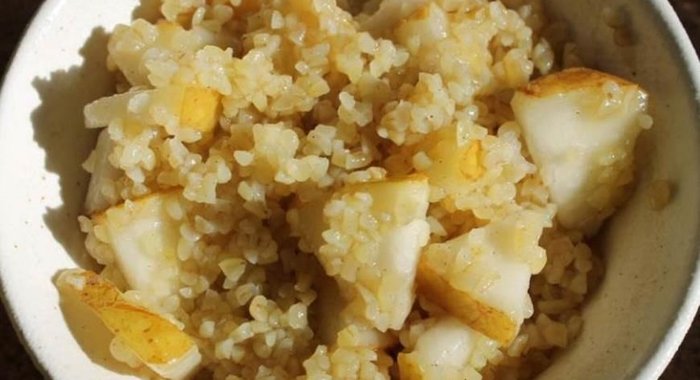 Медовая каша из булгура с грушей