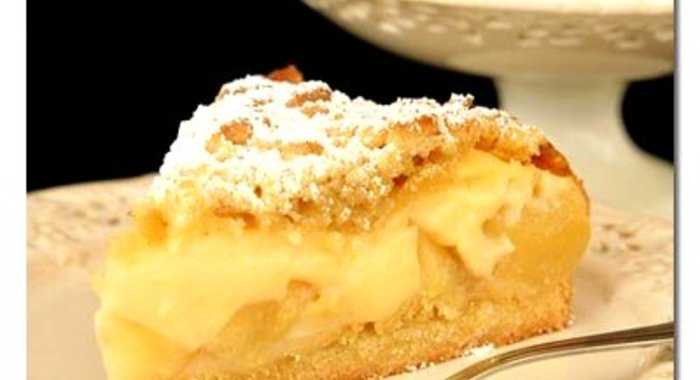 Шарлотка с медом и корицей