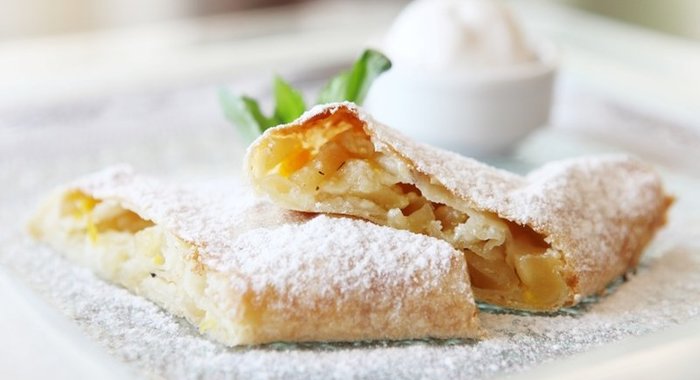 Слоеный рулет с яблоками