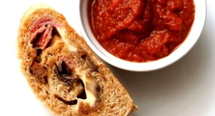 Стромболи с ветчиной, луком и сыром
