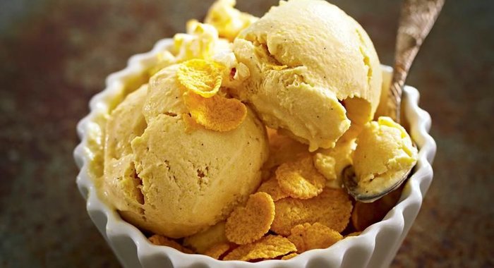 Кукурузное мороженое с хлопьями и попкорном