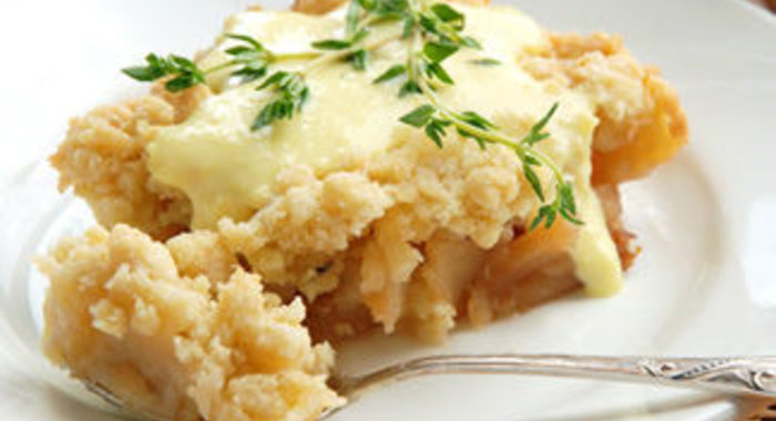 Яблочный крамбль с тимьяновым кремом (Apple crumble with thyme custard)