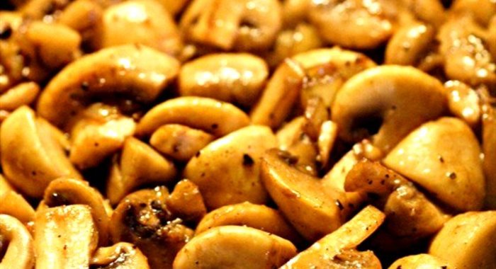 Тушеные в мясном бульоне грибы