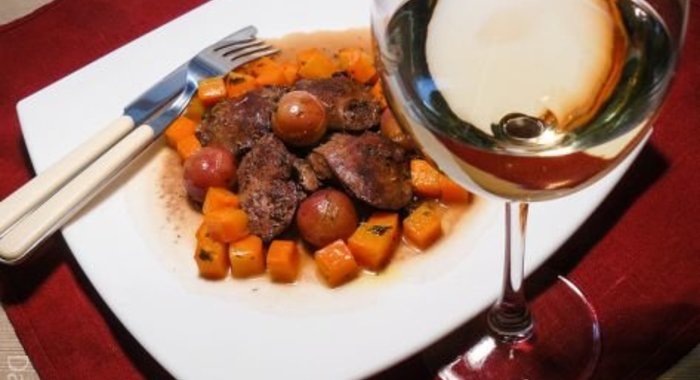 Куриная печенка с виноградом и жареным луком