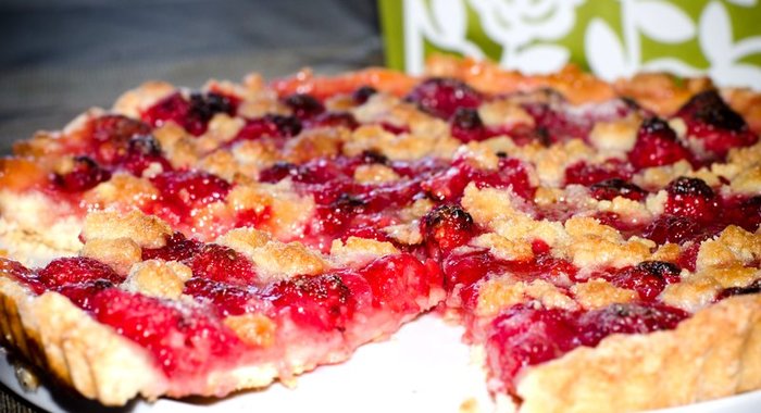 Пирог с малиной из песочного теста