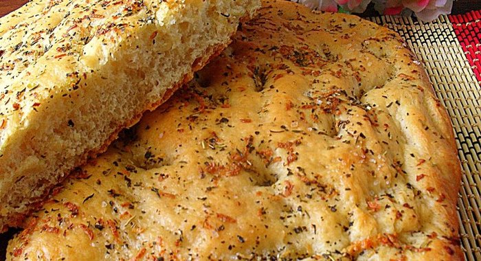Фокачча с розмарином и чесноком